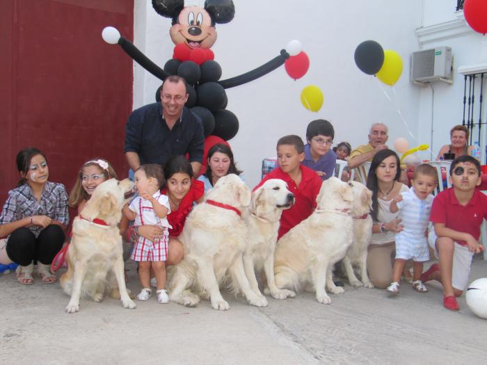 Ha sido el  primer cumpleaños de Jose Antonio, junto a sus primos y amigos, y como no, bambi siempre cuidando de él.